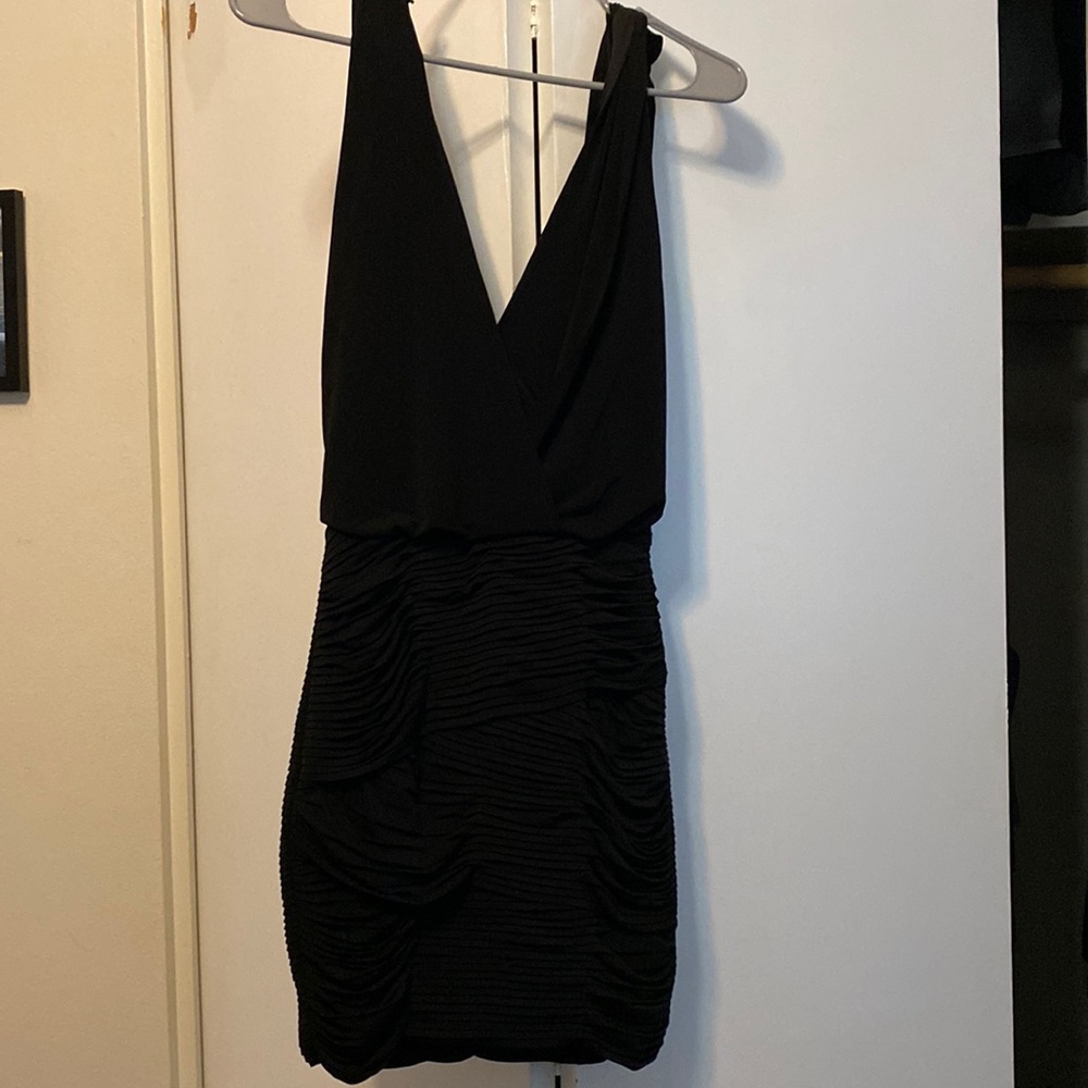 Beautiful sleek black mini dress. Perfect for an event or date night🌹